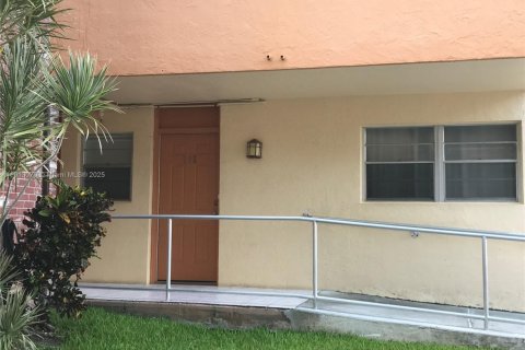 Copropriété à vendre à North Miami Beach, Floride: 2 chambres, 103.12 m2 № 1968769 - photo 1