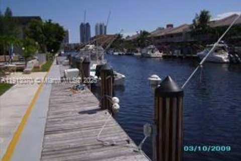 Copropriété à vendre à North Miami Beach, Floride: 2 chambres, 103.12 m2 № 1968769 - photo 3
