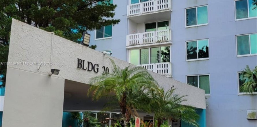 Condominio en Hollywood, Florida, 2 dormitorios  № 1898169