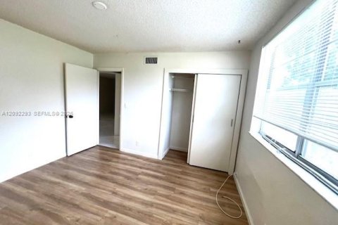 Condo in Davie, Florida, 2 bedrooms  № 2390239 - photo 22