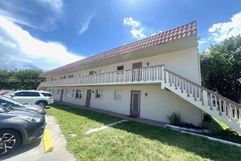 Condo in Davie, Florida, 2 bedrooms  № 2390239 - photo 1