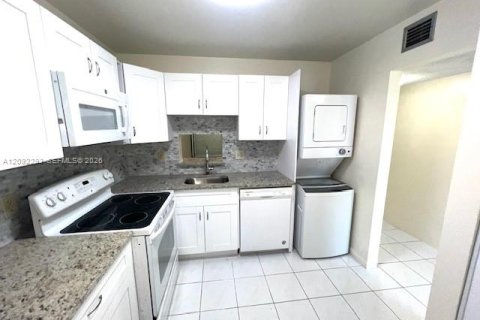 Condo in Davie, Florida, 2 bedrooms  № 2390239 - photo 9