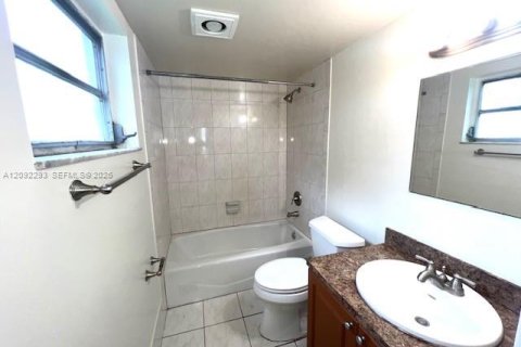 Condo in Davie, Florida, 2 bedrooms  № 2390239 - photo 17