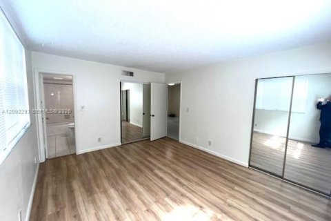 Condo in Davie, Florida, 2 bedrooms  № 2390239 - photo 16