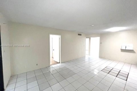 Condo in Davie, Florida, 2 bedrooms  № 2390239 - photo 14