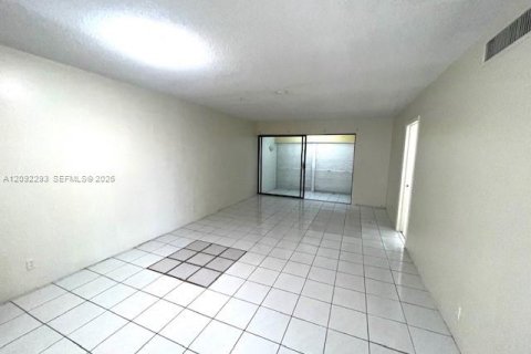 Condo in Davie, Florida, 2 bedrooms  № 2390239 - photo 10