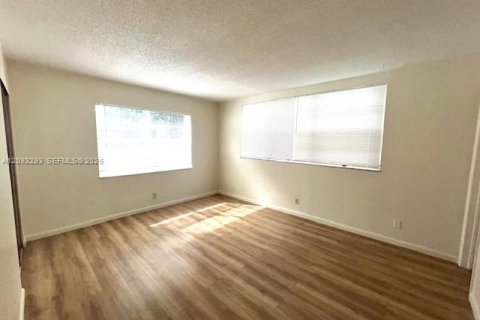 Condo in Davie, Florida, 2 bedrooms  № 2390239 - photo 15