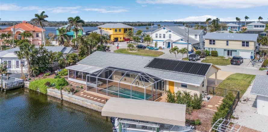 Коммерческая недвижимость в Кейп-Корал, Флорида 146.32м2 № 2035098