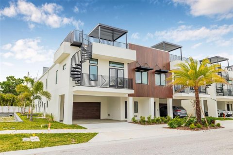 Townhouse in Saint Petersburg, Florida 3 bedrooms, 183.57 sq.m. № 1555190 - photo 6