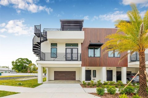 Townhouse in Saint Petersburg, Florida 3 bedrooms, 183.57 sq.m. № 1555190 - photo 4