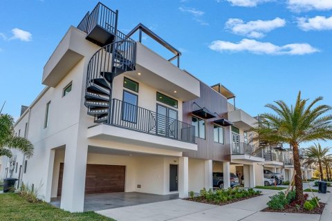 Townhouse in Saint Petersburg, Florida 3 bedrooms, 183.57 sq.m. № 1555190 - photo 1