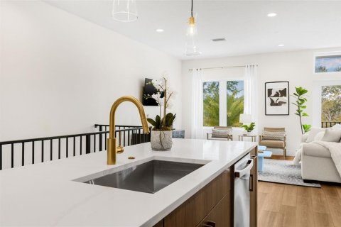 Townhouse in Saint Petersburg, Florida 3 bedrooms, 183.57 sq.m. № 1555190 - photo 20