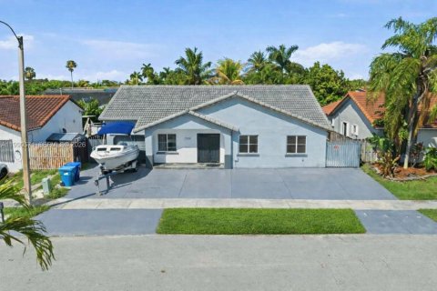 House in Miami, Florida 4 bedrooms № 2255503