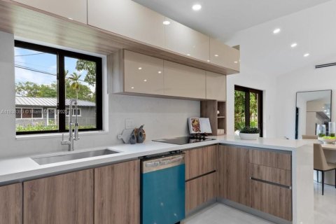House in El Portal, Florida 3 bedrooms, 116.87 sq.m. № 1823837 - photo 10
