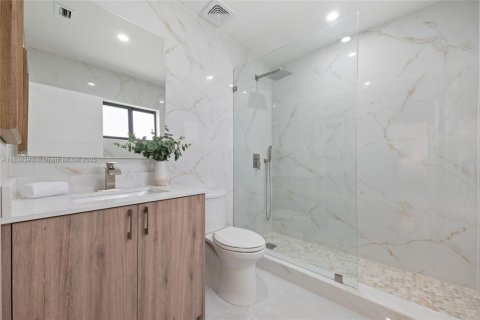 House in El Portal, Florida 3 bedrooms, 116.87 sq.m. № 1823837 - photo 12