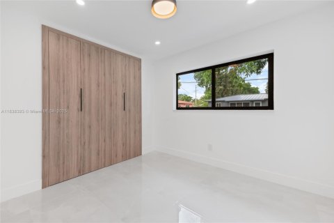 House in El Portal, Florida 3 bedrooms, 116.87 sq.m. № 1823837 - photo 17