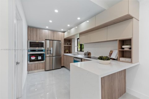 House in El Portal, Florida 3 bedrooms, 116.87 sq.m. № 1823837 - photo 9