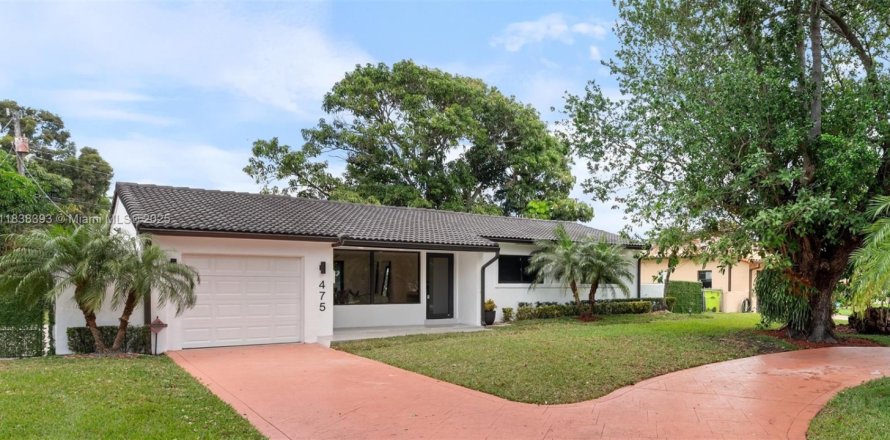House in El Portal, Florida 3 bedrooms, 116.87 sq.m. № 1823837