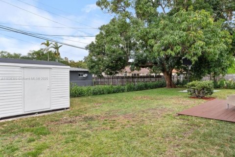 House in El Portal, Florida 3 bedrooms, 116.87 sq.m. № 1823837 - photo 19