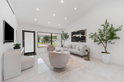 House in El Portal, Florida 3 bedrooms, 116.87 sq.m. № 1823837 - photo 5