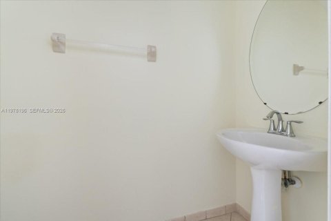 Townhouse in Cutler Bay, Florida 3 bedrooms, 123.1 sq.m. № 2042039 - photo 12