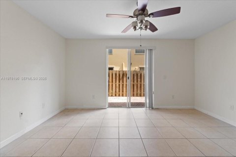 Townhouse in Cutler Bay, Florida 3 bedrooms, 123.1 sq.m. № 2042039 - photo 14