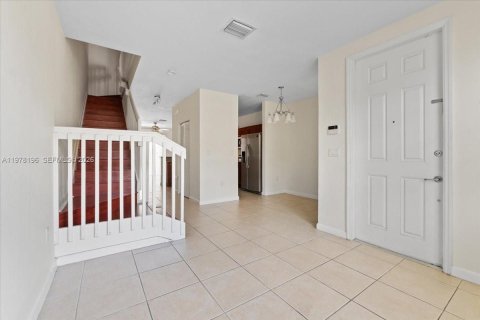 Townhouse in Cutler Bay, Florida 3 bedrooms, 123.1 sq.m. № 2042039 - photo 2