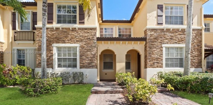 Townhouse in Cutler Bay, Florida 3 bedrooms, 123.1 sq.m. № 2042039