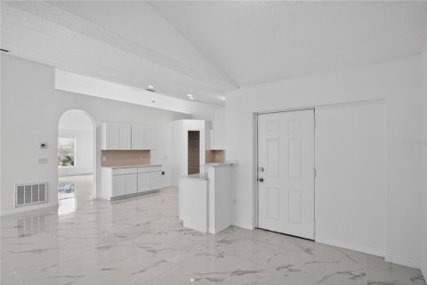 House in Kissimmee, Florida 4 bedrooms, 193.98 sq.m. № 2156114 - photo 10