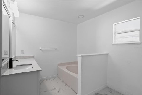 House in Kissimmee, Florida 4 bedrooms, 193.98 sq.m. № 2156114 - photo 17