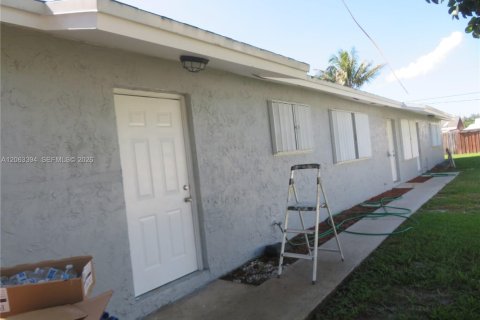 House in Stuart, Florida 2 bedrooms, 78.97 sq.m. № 2384586 - photo 11