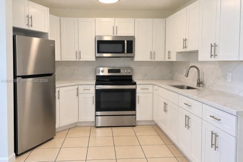 House in Stuart, Florida 2 bedrooms, 78.97 sq.m. № 2384586 - photo 2