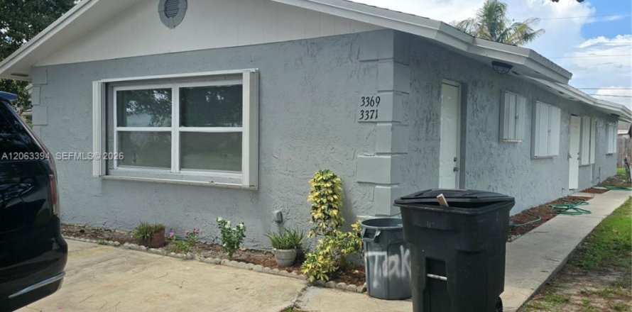 House in Stuart, Florida 2 bedrooms, 78.97 sq.m. № 2384586