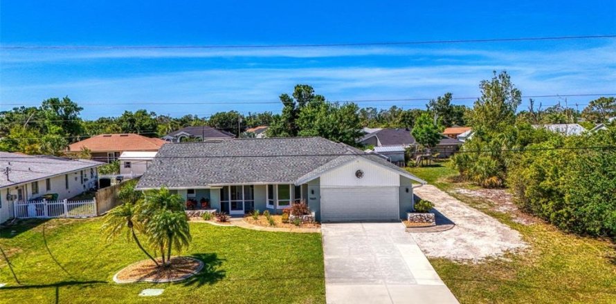 House in Englewood, Florida 2 bedrooms, 163.79 sq.m. № 1736244