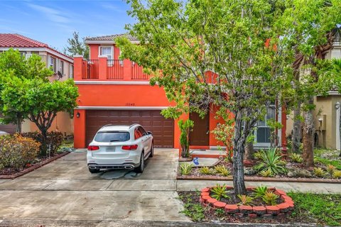 House in Miramar, Florida 3 bedrooms, 204.85 sq.m. № 1847476 - photo 3