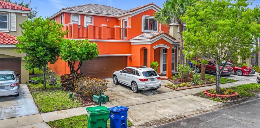 House in Miramar, Florida 3 bedrooms, 204.85 sq.m. № 1847476
