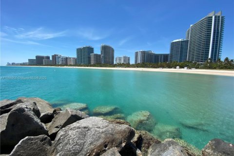 Apartment in Bal Harbour, Florida 2 bedrooms, 98.1 sq.m. № 1896464 - photo 1