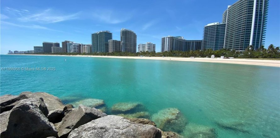 Apartment in Bal Harbour, Florida 2 bedrooms, 98.1 sq.m. № 1896464