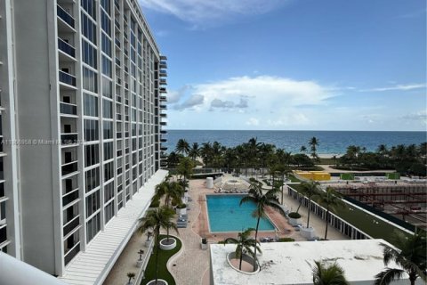 Apartment in Bal Harbour, Florida 2 bedrooms, 98.1 sq.m. № 1896464 - photo 3