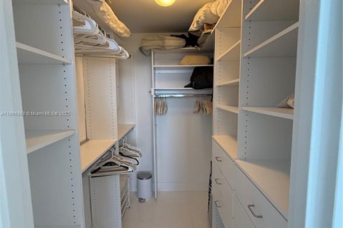 Apartment in Bal Harbour, Florida 2 bedrooms, 98.1 sq.m. № 1896464 - photo 10