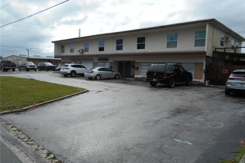 Propiedad comercial en alquiler en Saint Petersburg, Florida, 832.22 m2 № 1540412 - foto 2
