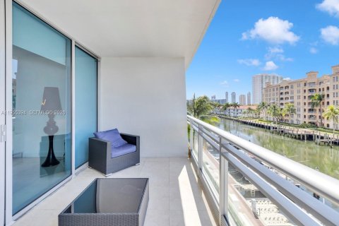 Condo in Aventura, Florida, 2 bedrooms  № 2009548 - photo 15