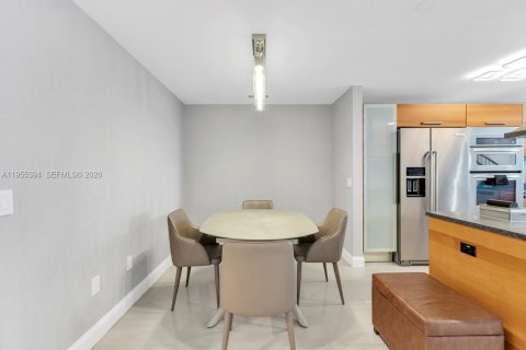 Condo in Aventura, Florida, 2 bedrooms  № 2009548 - photo 13