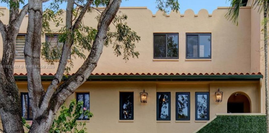 Townhouse in Palmetto Bay, Florida 3 bedrooms, 235.97 sq.m. № 1991844