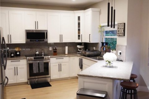 Villa ou maison à louer à Pembroke Pines, Floride: 5 chambres, 264.31 m2 № 1859169 - photo 5