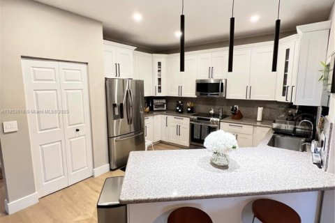 Villa ou maison à louer à Pembroke Pines, Floride: 5 chambres, 264.31 m2 № 1859169 - photo 6