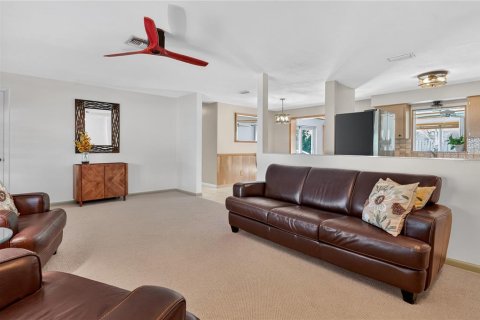 House in Clearwater, Florida 3 bedrooms, 150.41 sq.m. № 2200262 - photo 13