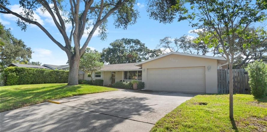 House in Clearwater, Florida 3 bedrooms, 150.41 sq.m. № 2200262
