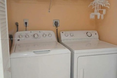 Touwnhouse à vendre à Miami, Floride: 3 chambres, 114.46 m2 № 2407817 - photo 12