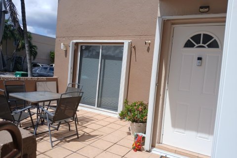 Touwnhouse à vendre à Miami, Floride: 3 chambres, 114.46 m2 № 2407817 - photo 2